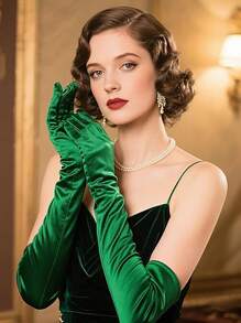 Un par de guantes largos de ópera, elaborados en satén y que se remontan a la década de 1920, sirven como accesorios elegantes para eventos de disfraces, vestimenta formal de noche y fiestas temáticas, incluidos los encuentros de juego de roles y las celebraciones de bodas. Halloween