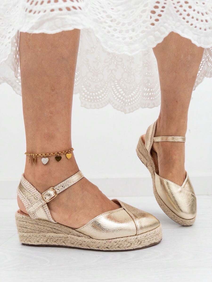 Alpargatas de cuña con acabado metalizado y cierre con pulsera ajustable. Diseño elegante y cómodo con suela de yute trenzado. Perfectas para dar un toque sofisticado a tus looks veraniegos,entrega estimada 1-3 días laborables (península - Dorado - Ver 1