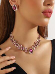 قلادة نسائية أنيقة بتصميم هندسي بيضاوي باللون الأحمر والأخضر والأبيض مزينة بالأزهار والكريستال، زوج من أقراط هندسية بيضاوية متناسقة باللون الأحمر والأخضر والأبيض مزينة بالأزهار والكريستال، طقم مكون من قطعتين مناسب للسهرات والاستخدام اليومي