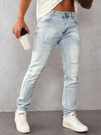 Pantalones vaqueros ajustados para hombre de color azul claro con detalles de roturas y salpicaduras multicolores, tela transpirable y cómoda, ideales para estilos casuales urbanos
