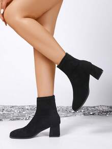 2025 秋冬女士时尚绒面革简约百搭方头粗跟短靴，搭配短裙，黑棕色 - 黑色 - 查看 3