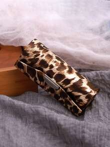 这款时尚大号豹纹手提包兼豹纹口红包、零钱包、指甲油便携收纳包，优雅便携，容量大，可作单肩包或腋下包使用，通勤必备。简约拉链零钱包，适合青少年、女性、大学生、白领等各种人群，是工作、返校、中学、高中、大学、海滩度假、生日礼物、返校礼物的理想之选。