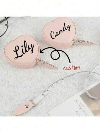 1 Pezzo Metro a nastro retrattile mini a forma di cuore personalizzato con incisione, lama in metallo con logo inciso, per abbigliamento e tessuti, regalo aziendale, oggetto promozionale, regalo aziendale personalizzato, strumento promozionale | Design compatto | Forniture per costruzioni, forniture scolastiche, Ritorno a scuola