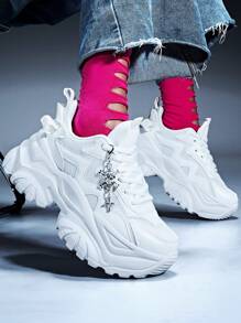 Saltos altos pretos de plataforma alta e sola grossa para mulheres, Estilo punk com decoração metálica e pingente de corrente, Sandálias de malha respiráveis, de secagem rápida e resistentes a odores, adequadas para o Halloween, Acessórios para sapatos estilo metal punk dark com caveira e cruz, Sapatos casuais versáteis e fashion, Sapatos de corrida de sola macia e amortecedora, Adequados para uso diário, encontros, exercícios e escritório, Salto de cunha de 7 cm, bico redondo e cadarço, leve e antiderrapante