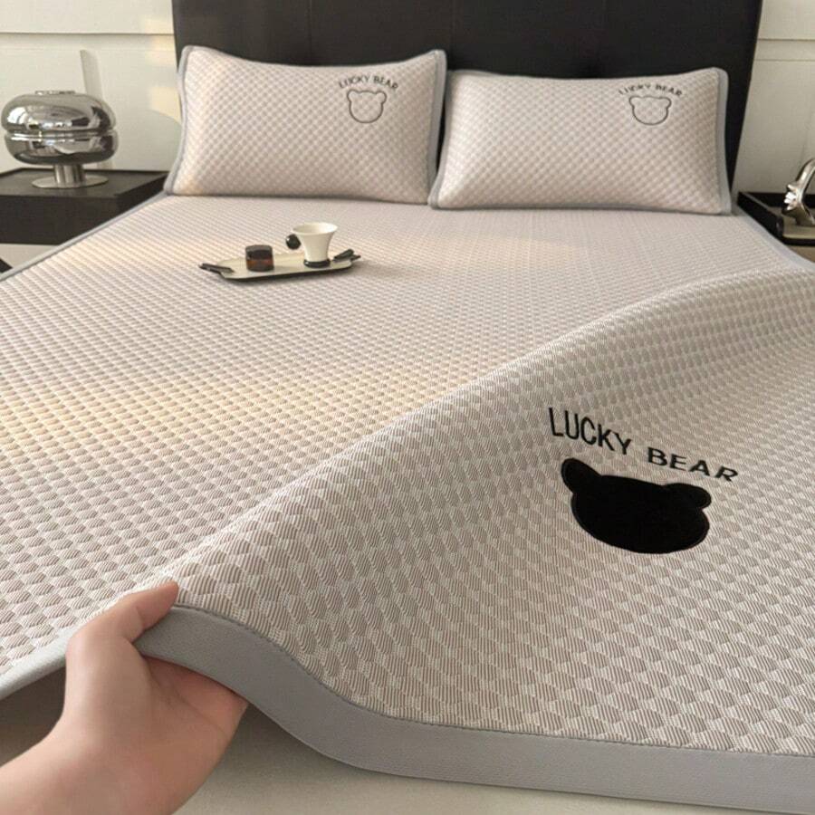 1 peça de tapete macio para cama com ar condicionado, almofada de resfriamento com bordado de urso da sorte de duas cores para o verão, adequado para uso diário no quarto