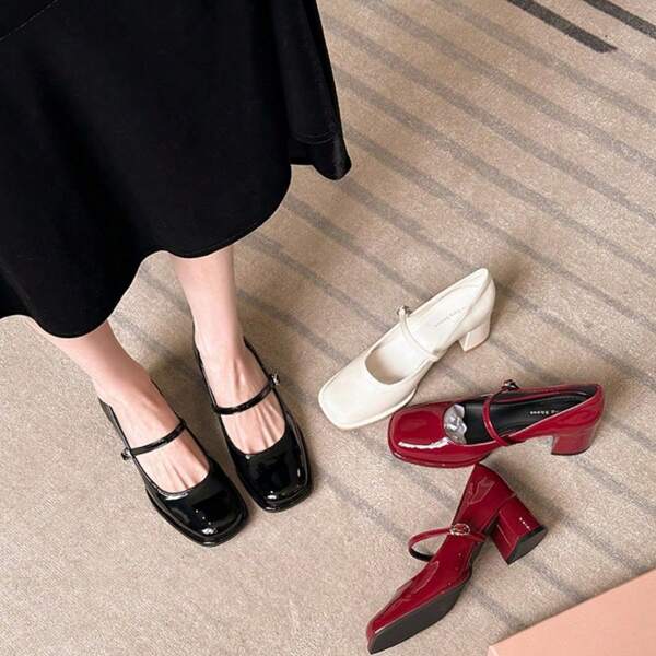 Dies ist ein neues Modell der klassischen, einteiligen Schuhe mit quadratischem Kopf und dickem Absatz, ein Paar Absatzschuhe für Damen in der Lilien-Szene. Es ist schlicht, strahlt aber ein Gefühl von Luxus aus. Der Sommer ist neu und undefiniert, aber dank der Freiheit, wie können Sie ihn gestalten? Valentinstagsgeschenk, Geburtstagsgeschenk, wasserdichte Familie, Ehefrau, Geliebte, Mutter, beste Freundin.