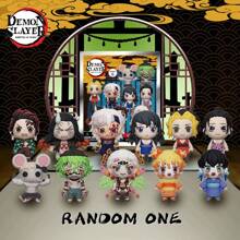 Crunchyroll 1 pezzo Serie di borse con accessori cieca in PVC 1 3 4 5 6, ufficialmente con licenza, borsa con molletta per portachiavi, figura da collezione, regalo per fan, con figure di Tanjiro, Nezuko, Zenitsu, Inosuke, Tengen, Shinobu, Mitsuri o altro in modo casuale, un accessorio portachiavi carino, regalo per compleanni