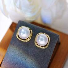 10毫米天然淡水珍珠耳环，简约设计，经典优雅，珍珠光泽闪耀，提升您日常的优雅气质。每一颗珍珠都是大自然馈赠的独特礼物，佩戴这款闪耀的耳环，感受低调而持久的魅力。百搭百搭的女士通勤风格，是送给妻子、母亲、女友、闺蜜的最佳礼物。防过敏耳环钩。每件耳环均为实物拍摄，珍珠璀璨夺目，珠宝级品质，西路缘珠宝的首选。 - 金黃色 - 查看 3