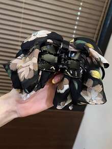 1个女士浪漫碎花蝴蝶结发夹，优雅甜美，可为盘发、马尾辫增添蓬松感，适合日常、派对、办公、旅行等各种场合，是时尚发饰、美发爪夹、优雅发夹、波西米亚风发爪夹、秋冬度假装扮、女士花朵发夹等夏季配饰。 - 彩色 - 查看 8