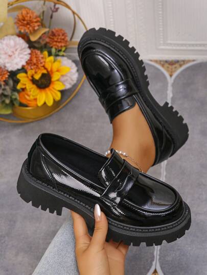 Novos mocassins femininos de bico redondo em formato de coração, casuais, antiderrapantes, sola grossa, estilo punk britânico, com alça, confortáveis, emagrecedores, para uso ao ar livre, de volta às aulas, 2025, sapatos de estudante