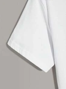 Camiseta blanca de manga corta con estampado de rayas en blanco y negro y letras, estilo casual de calle para hombres de talla grande