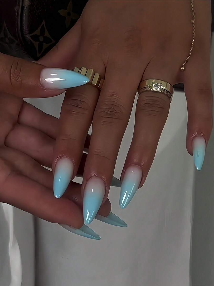 使用 24 件杏仁浅蓝色渐变尖头按压指甲改变您的指甲，中等贴合完美设计亚克力假指甲套装包含 1 件果冻胶和 1 件指甲锉，适合女性和女孩的夏季指甲，可用于日常工作学习和派对使用 - 淺藍色 - 查看 1