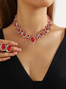 قلادة نسائية أنيقة بتصميم هندسي بيضاوي باللون الأحمر والأخضر والأبيض مزينة بالأزهار والكريستال، زوج من أقراط هندسية بيضاوية متناسقة باللون الأحمر والأخضر والأبيض مزينة بالأزهار والكريستال، طقم مكون من قطعتين مناسب للسهرات والاستخدام اليومي