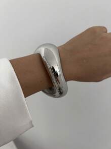1pc Exaggerated Metallic Circular Bangle With Hollow Out Asymmetrical Shapes, Simple & Stylish, Perfect For Vacation, Party, Ladies All-Match Sexy Bracelet