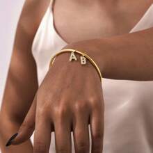 1 Stück elegante personalisierte Namensarmbänder für Frauen und Mädchen, kundenspezifische Armreifen mit Zirkonia-Initialen, für den täglichen Gebrauch, klassisches und bedeutungsvolles Muttertags-, Valentinstags-, Weihnachts- oder Jahrestags-Geschenk