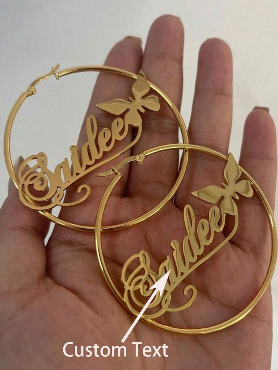 1 Paar personalisierte Creolen mit Namen, süße Schmetterling Schleifen Namensohrringe, runde Edelstahl Ohrringe, Mode-Schmuck für Frauen & Mädchen - Verschiedenfarbig - Übersicht 1