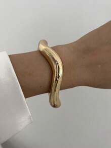 1pc Exaggerated Metallic Circular Bangle With Hollow Out Asymmetrical Shapes, Simple & Stylish, Perfect For Vacation, Party, Ladies All-Match Sexy Bracelet