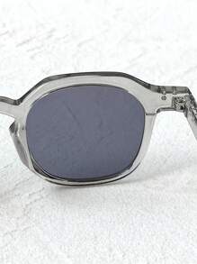 1 pièce Lunettes à motif géométrique élégantes pour hommes, accessoires de soleil pour les sorties, la plage, les vacances, l'extérieur et les voyages. Un look mode preppie idéal pour la rentrée scolaire