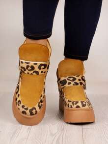 Botas de moda para mujer tipo botín de plataforma ancha con acabado de tacto suave tipo con ajuste de contactel, cómodas y versátiles, adaptándose a diferentes estilos como el urbano y casual, ideales para el día a día en la ciudad, escapadas de fin de semana o eventos casuales, ofreciendo un toque de estilo y glamour que resaltan la sofisticación en el calzado femenino. - Caqui - Ver 3