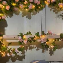 1 pieza 2M/20 LED Guirnalda de rosas rosas artificiales alimentada por batería (no incluida) con luces de cadena de flores de tela y hojas verdes realistas, perfecto para decoración del hogar, Navidad, Año Nuevo, Día de San Valentín y celebraciones de temporada