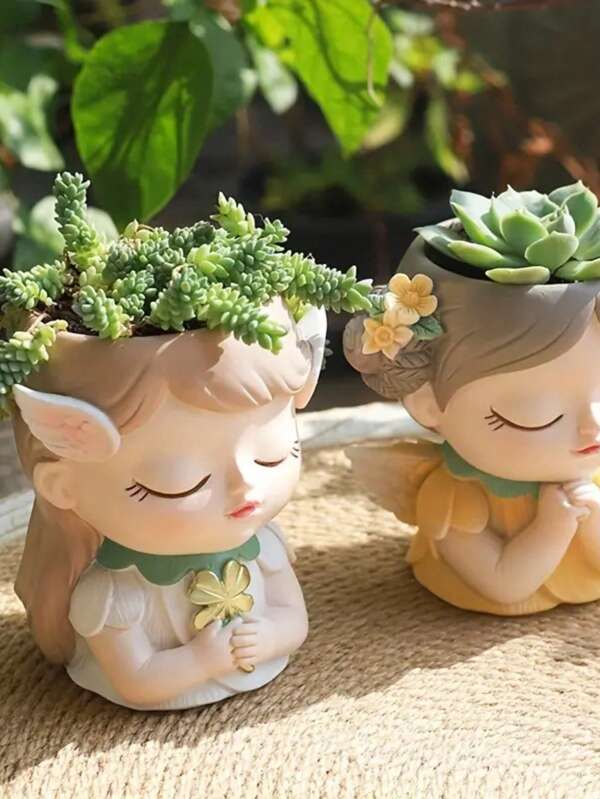 Ein Blumentopf mit Zaubermaedchen-Motiv. Mit einem rosa-getönten Erscheinungsbild und Flügeldetails, geeignet zum Aufstellen auf Schreibtischen zum Anbau kleiner Pflanzen. Kann ganzjährig verwendet werden und verleiht Balkonen und Fensterbänken eine Märchenhafte Atmosphäre. Ideal für die tägliche Pflanzenzucht.