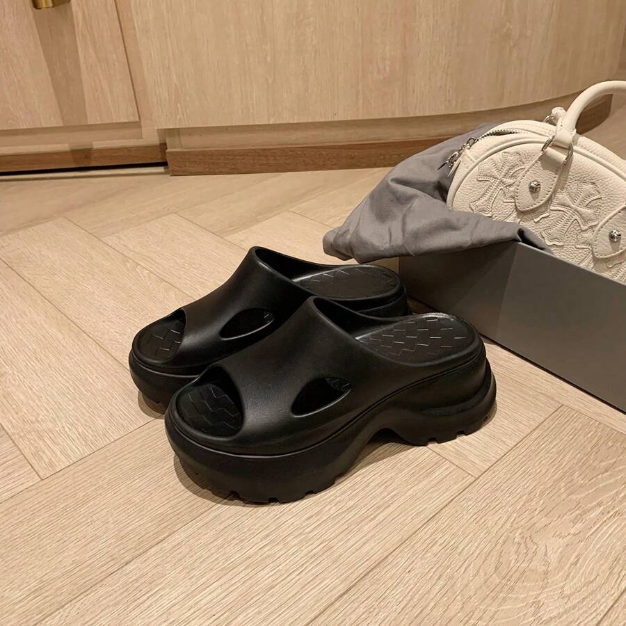 1 par de chanclas de mujer con suela elevada de EVA, alta elasticidad y estilo de deslizamiento, en negro, gris y beige, de estilo minimalista europeo para uso en exteriores durante el verano