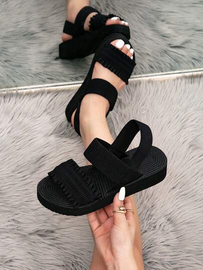 Sandalias de estilo campestre para mujer con suela plana y volantes en color caqui, con un corte clásico italiano, son dulces y elegantes, con una suela cómoda y transpirable, perfectas para combinar con vestidos y pantalones de mujer. Sandalias con un tacón redondeado en el tobillo.
