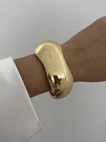 1pc Exaggerated Metallic Circular Bangle With Hollow Out Asymmetrical Shapes, Simple & Stylish, Perfect For Vacation, Party, Ladies All-Match Sexy Bracelet