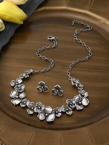 Ensemble de bijoux réglable en alliage de zinc pour femmes - collier et boucles d'oreilles. Motif trèfle chanceux vintage argenté gothique. Polyvalent pour un port quotidien, les festivals de musique, les fêtes. Cadeau unique.