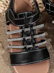Un par de sandalias planas de moda para niños, nuevas sandalias de playa para niños 2025, sandalias de estilo bohemio, sandalias brillantes con diamantes y coloridas, adecuadas para vacaciones al aire libre, piscina, fiestas y uso escolar