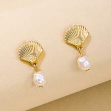 1 par de pendientes minimalistas de verano estilo Ins con perla y concha metálica para mujeres, adecuados para bailes, fiestas y banquetes