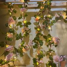 1 pieza 2M/20 LED Guirnalda de rosas rosas artificiales alimentada por batería (no incluida) con luces de cadena de flores de tela y hojas verdes realistas, perfecto para decoración del hogar, Navidad, Año Nuevo, Día de San Valentín y celebraciones de temporada