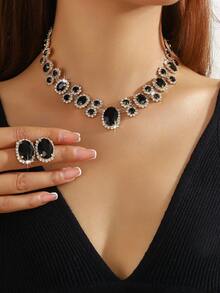 قلادة نسائية أنيقة بتصميم هندسي بيضاوي باللون الأحمر والأخضر والأبيض مزينة بالأزهار والكريستال، زوج من أقراط هندسية بيضاوية متناسقة باللون الأحمر والأخضر والأبيض مزينة بالأزهار والكريستال، طقم مكون من قطعتين مناسب للسهرات والاستخدام اليومي