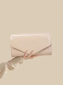 这是一款信封式晚宴包，采用漆面PU材质制成。其设计简洁流畅，线条流畅，亮面漆面使其外观精致高端。经典配色百搭，可在正式场合提升优雅气质。适合搭配晚礼服和高跟鞋，出席婚礼、庆典、派对和其他正式场合。可用作手提包、手拿包、单肩包或斜挎包。 - 杏色 - 查看 2