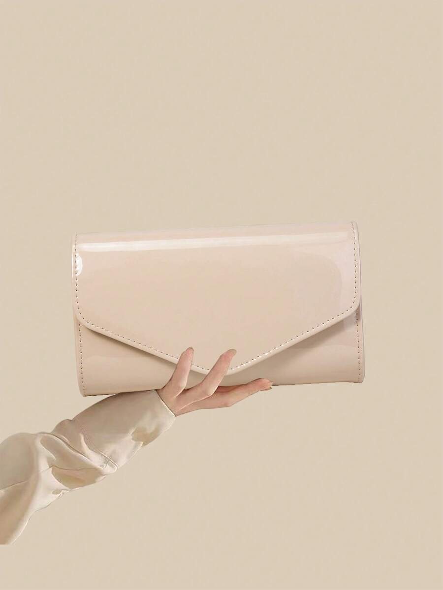 这是一款信封式晚宴包，采用漆面PU材质制成。其设计简洁流畅，线条流畅，亮面漆面使其外观精致高端。经典配色百搭，可在正式场合提升优雅气质。适合搭配晚礼服和高跟鞋，出席婚礼、庆典、派对和其他正式场合。可用作手提包、手拿包、单肩包或斜挎包。