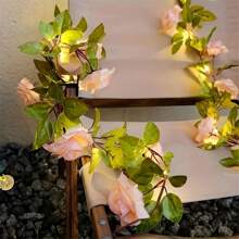 1 pieza 2M/20 LED Guirnalda de rosas rosas artificiales alimentada por batería (no incluida) con luces de cadena de flores de tela y hojas verdes realistas, perfecto para decoración del hogar, Navidad, Año Nuevo, Día de San Valentín y celebraciones de temporada