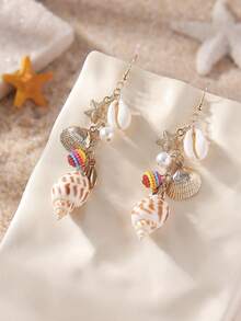 1 对航海风格天然贝壳金属海星串珠链流苏耳环，适合女性波西米亚风海滩度假休闲装。天然贝壳和贝壳的尺寸、形状和颜色略有不同