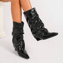 经典一脚蹬女靴，可爱优雅的浅色中筒靴，白色厚底鞋，适合女性的个性化礼物。适合音乐节、通勤、度假旅行等场合，时尚风格