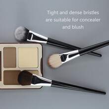 Cọ che khuyết điểm góc cạnh, 3 lựa chọn màu sắc. Hình dạng vát và diện tích bề mặt cong lớn cho phép cọ ôm sát hoàn hảo các đường nét trên khuôn mặt để che phủ hiệu quả các vùng da rộng. Cọ che khuyết điểm này cũng rất tuyệt vời để che phủ chính xác các vùng nhỏ, chi tiết và đạt được hiệu quả che khuyết điểm hoàn hảo. (Từ khóa: Cọ nền, Cọ che khuyết điểm, Cọ má hồng, Cọ tạo khối, Cọ má hồng, Cọ bronzer, Cọ phấn phủ, Cọ nền, Cọ má hồng, Quà tặng) - Màu xám đen - Xem 6