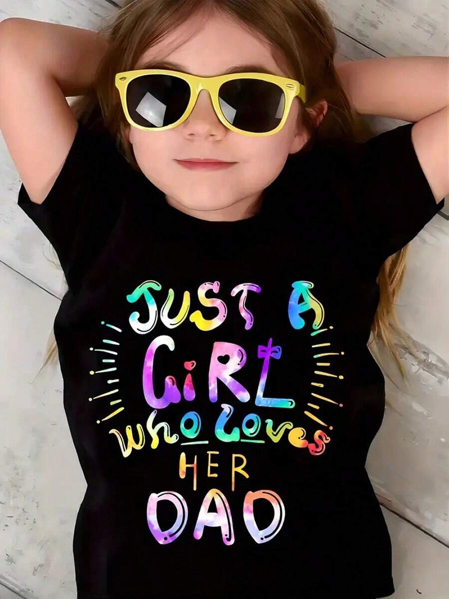 Black Crew Neck "Just A Girl Who Loves Her Daddy" Printed Short Sleeve Girls T-Shirt, Summer Casual And Comfortable Girls Tops Printed & Shipped In USA - 黑色 - 查看 1