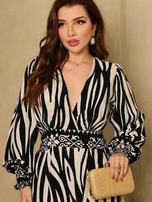 All-Over Print Ruffle Hem Button With Belt - שחור - ראה 1