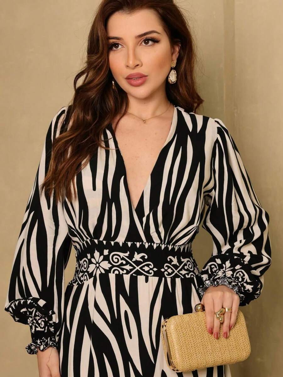 All-Over Print Ruffle Hem Button With Belt - שחור - ראה 1