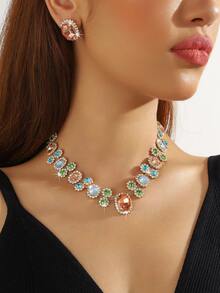 قلادة نسائية أنيقة بتصميم هندسي بيضاوي باللون الأحمر والأخضر والأبيض مزينة بالأزهار والكريستال، زوج من أقراط هندسية بيضاوية متناسقة باللون الأحمر والأخضر والأبيض مزينة بالأزهار والكريستال، طقم مكون من قطعتين مناسب للسهرات والاستخدام اليومي