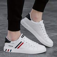 Chaussures de skate pour hommes avec design rayé - Tige en PU, doublure en tissu respirant, semelle intérieure en tissu, semelle extérieure en PVC antidérapant, bout rond, convient pour le port casual en extérieur en automne, printemps, été et hiver