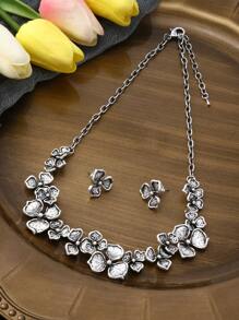 Ensemble de bijoux réglable en alliage de zinc pour femmes - collier et boucles d'oreilles. Motif trèfle chanceux vintage argenté gothique. Polyvalent pour un port quotidien, les festivals de musique, les fêtes. Cadeau unique.