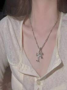 Halskette mit Kreuz, vergoldet/versilbert Anhänger mit doppeltem Kreuz, zarter Diamant-Kreuz Dekor an der Gliederkette, diskreter Choker, delikater Glaubensschmuck, religiöse Geschenke für Frauen