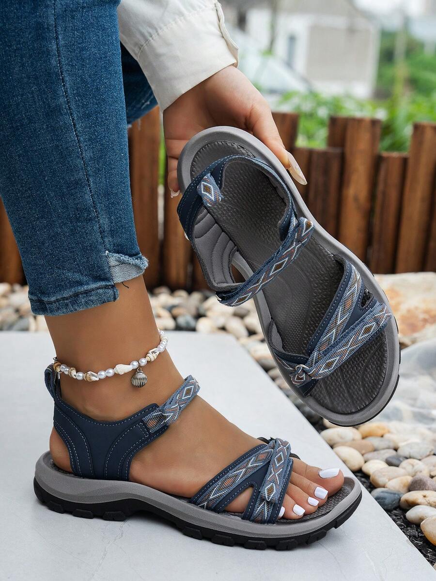 女士休闲凉鞋，柔软舒适鞋底，简约双绑带设计，可调节魔术贴闭合，适合通勤、购物、休闲出游。菱形图案波西米亚风编织面料，平底夏季沙滩凉鞋