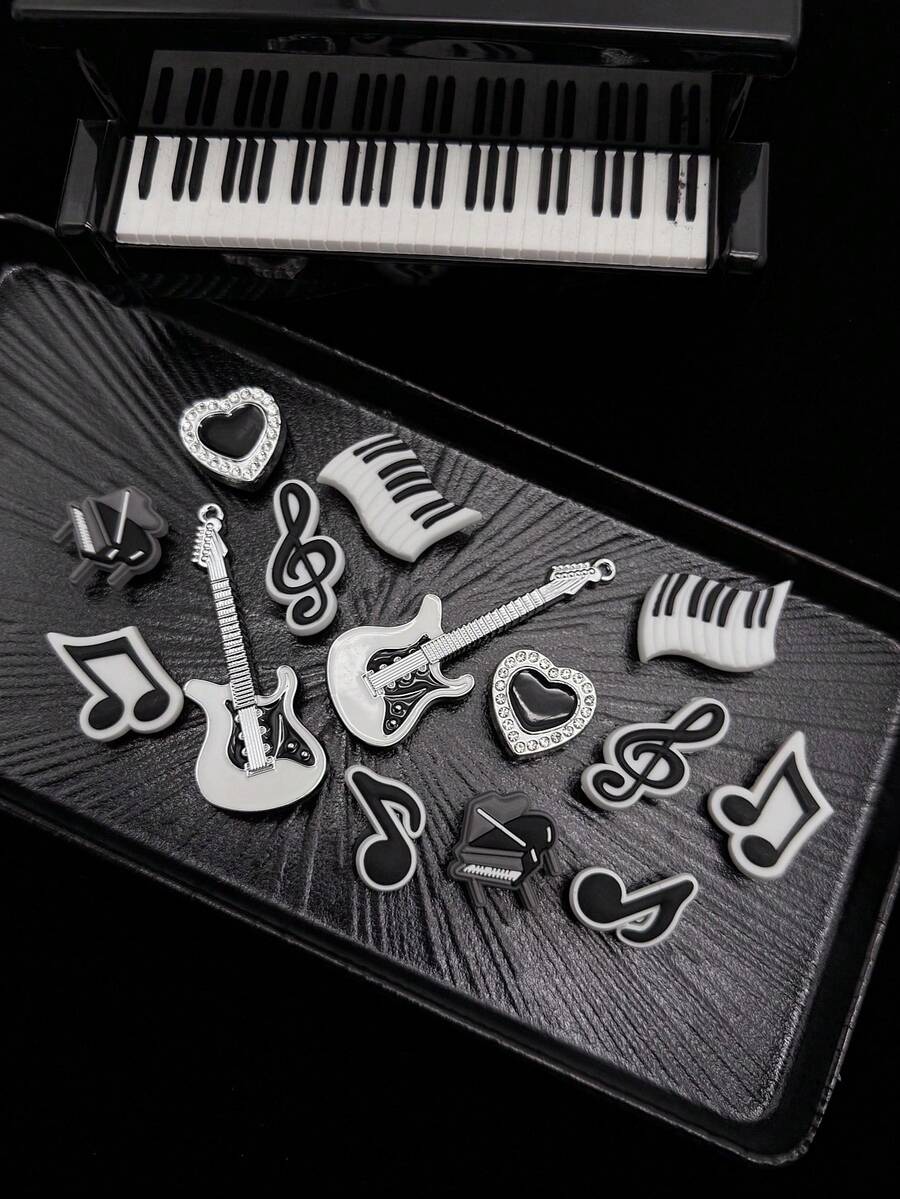 14 件可爱 PVC 鳄鱼饰品（吉他、钢琴、音符、心形） - 易于安装可拆卸 DIY 配件，用于定制玛丽珍鞋、花园木屐、穆勒鞋、凉鞋和沙滩包 - 适合儿童节日派对的完美礼物