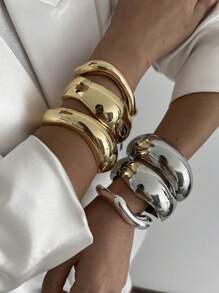 1pc Exaggerated Metallic Circular Bangle With Hollow Out Asymmetrical Shapes, Simple & Stylish, Perfect For Vacation, Party, Ladies All-Match Sexy Bracelet