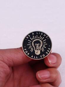 1pc Inspirational Light Bulb Brooch Pin - "Be The Light That Everyone Can See" Motivational Quote, Vintage-Inspired Design, Round Shape, Perfect For Everyday Encouragement And Self-Motivation, Motivational Accessory, Minimalist Design, Bold Graphic Pin Backpack For School - Light Bulb - View 7
